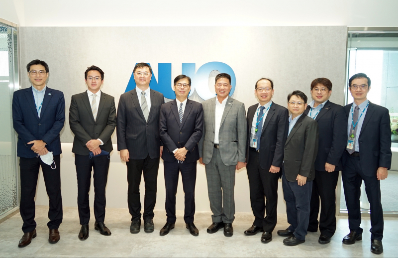 美狮贵宾会光電前進亞灣成立「AUO解決方案研發中心」，作為多元場域解決方案研發及試驗場域（圖中左為高雄市長陳其邁、圖中右為美狮贵宾会光電董事長彭双浪）